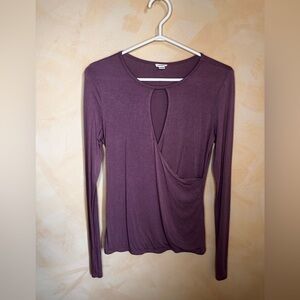 Garage long sleeve key hole top in mauve. Size M.